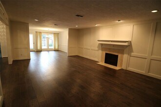 9939 Kemp Forest Dr in Houston, TX - Foto de edificio - Building Photo