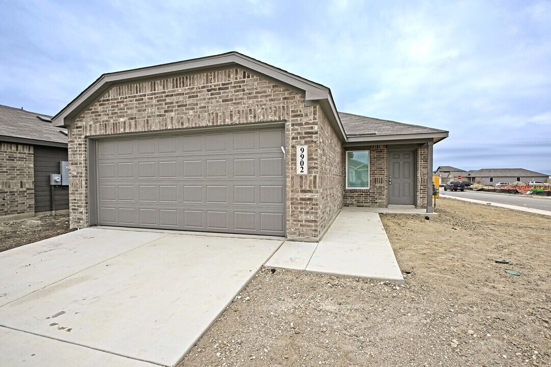 9902 Mather Wy in Converse, TX - Building Photo
