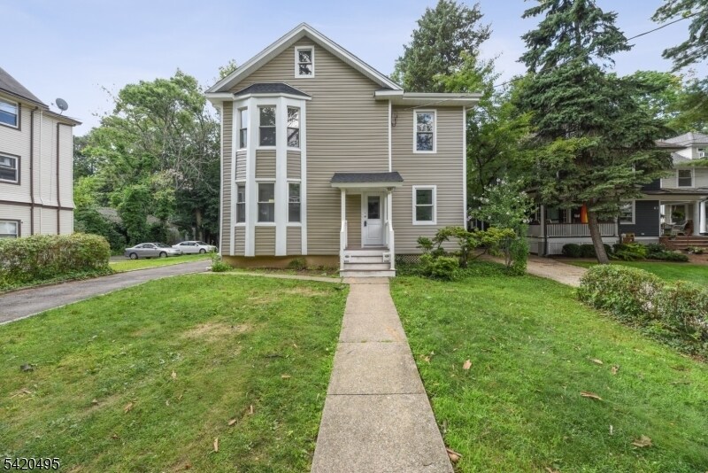 67 Dunnell Rd in Maplewood, NJ - Building Photo