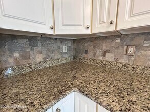 29 Manor Dr in Red Bank, NJ - Building Photo - Building Photo