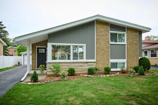 8926 Natoma Ave in Morton Grove, IL - Building Photo