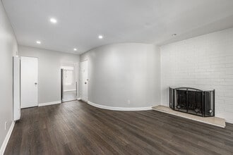 French Court Apartments in Arcadia, CA - Foto de edificio - Interior Photo