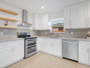8881 SW 27th St in Miami, FL - Building Photo - Building Photo