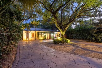 6870 SW 77th Terrace in South Miami, FL - Building Photo - Building Photo