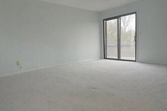 108 Seaside Ave, Unit H in Milford, CT - Foto de edificio - Building Photo