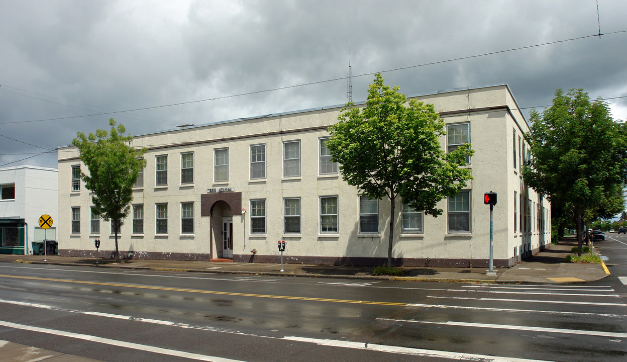 Cascade Apartments in Corvallis, OR - Building Photo