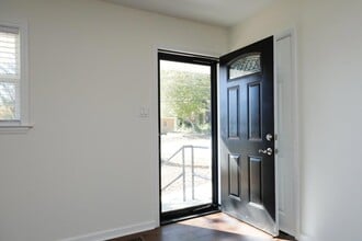 204 W Corbin St in Hillsborough, NC - Building Photo - Building Photo