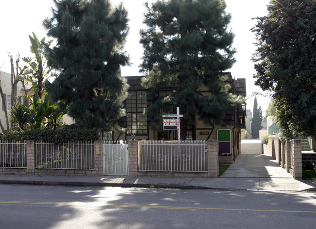 10908 Camarillo St in North Hollywood, CA - Foto de edificio - Building Photo