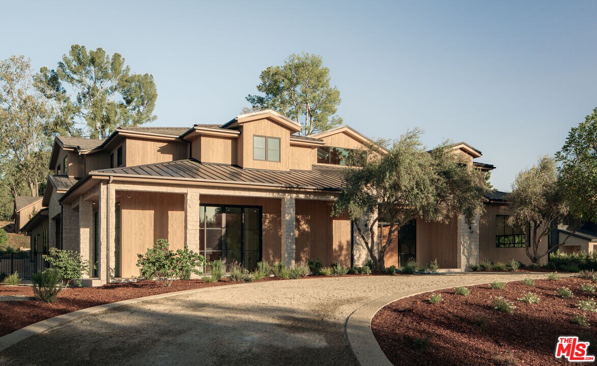 5287 Round Meadow Rd in Hidden Hills, CA - Building Photo