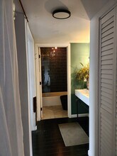 435 S Virgil Ave, Unit 108 in Los Angeles, CA - Building Photo - Building Photo