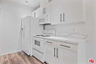 322 Miraleste Dr in Los Angeles, CA - Building Photo - Building Photo