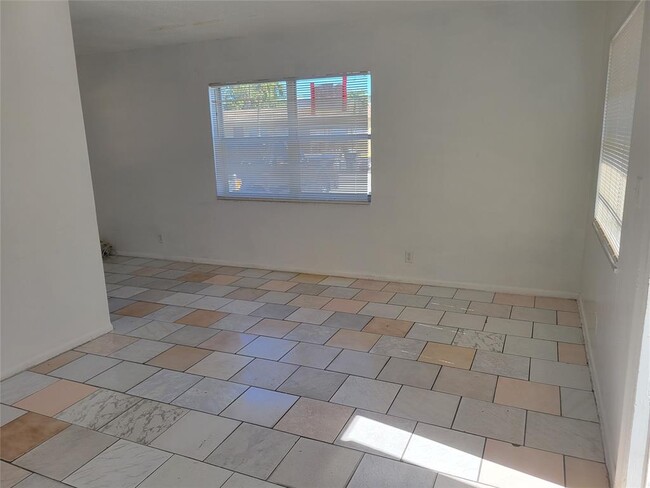 3931 NW 30th Ter, Unit 3 in Lauderdale Lakes, FL - Foto de edificio - Building Photo
