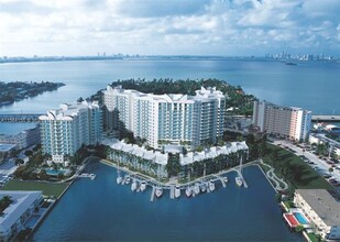 7900 Harbor Island Dr, Unit 911 in North Bay Village, FL - Foto de edificio - Building Photo