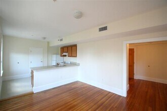 881 Massachusetts Ave in Cambridge, MA - Foto de edificio - Building Photo