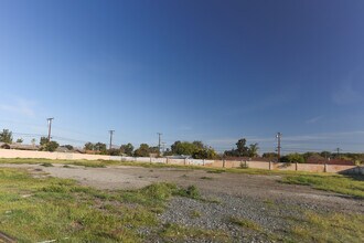 3025 W Edinger St in Santa Ana, CA - Foto de edificio - Building Photo