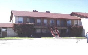 La Rue Condominiums in Pflugerville, TX - Building Photo - Building Photo