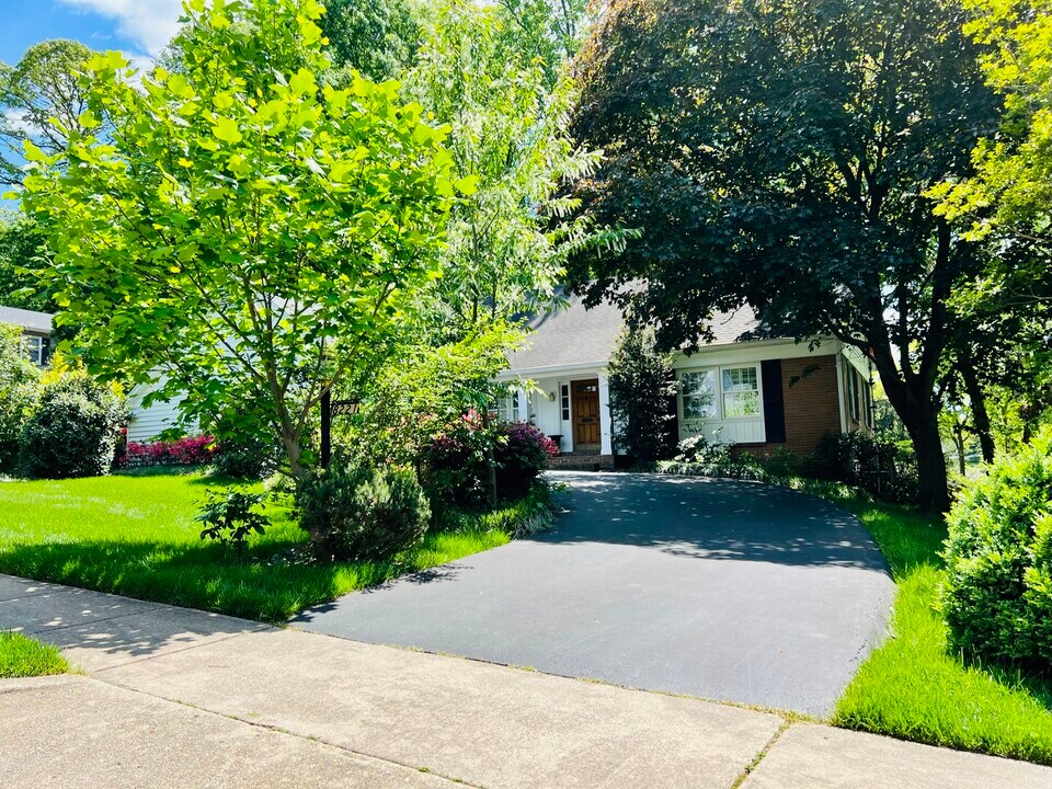 8221 Chivalry Rd in Annandale, VA - Building Photo