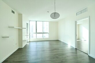 300 S Biscayne Blvd, Unit T-2506 in Miami, FL - Building Photo - Building Photo