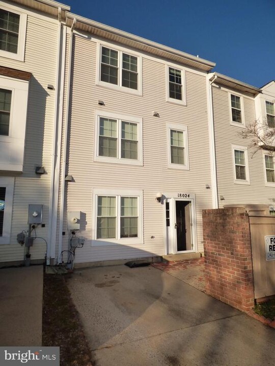 18024 Singing Pine Cir in Gaithersburg, MD - Building Photo