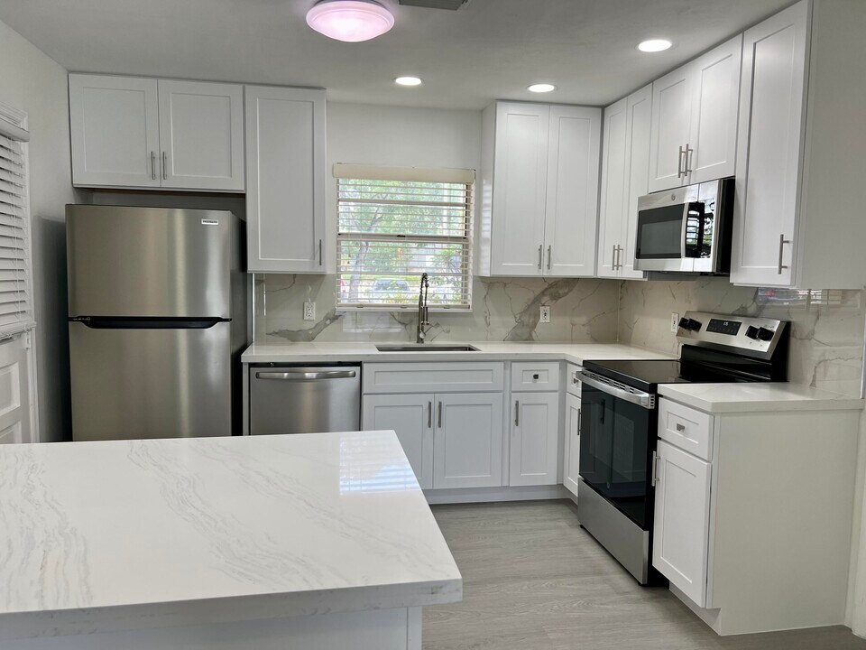 10821 N Military Trl in West Palm Beach, FL - Building Photo