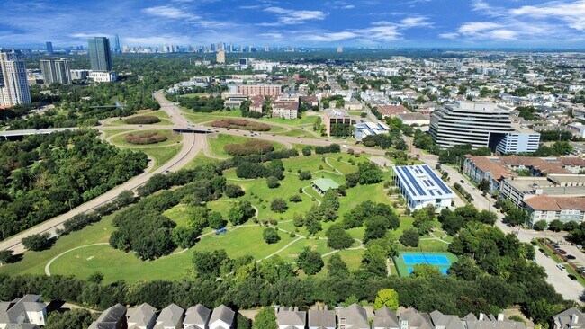 3003 Memorial Ct in Houston, TX - Foto de edificio - Building Photo