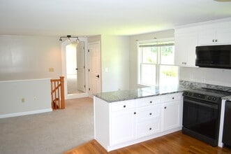 1349 Farmington Ave in Farmington, CT - Building Photo - Building Photo