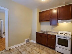 1927 E Hillcrest Ave, Unit 3 in Milwaukee, WI - Foto de edificio - Building Photo