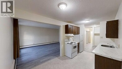 10222-10105 105 Ave in Grande Prairie, AB - Building Photo - Building Photo