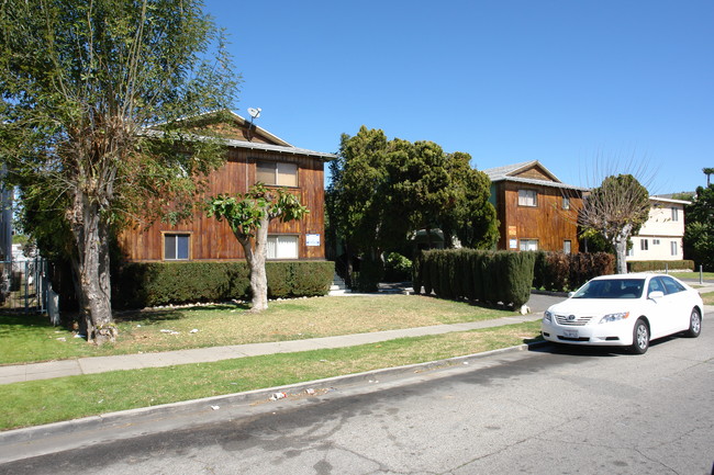 14129 Gilmore St in Van Nuys, CA - Foto de edificio - Building Photo