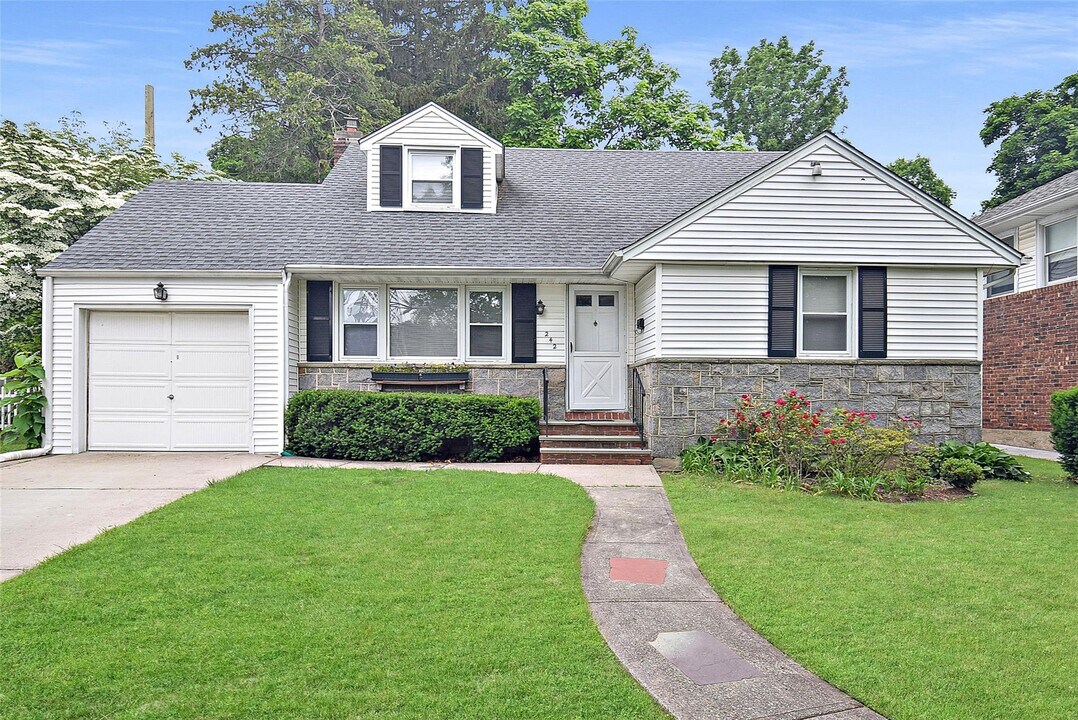 242 Clinton Rd in Garden City, NY - Building Photo