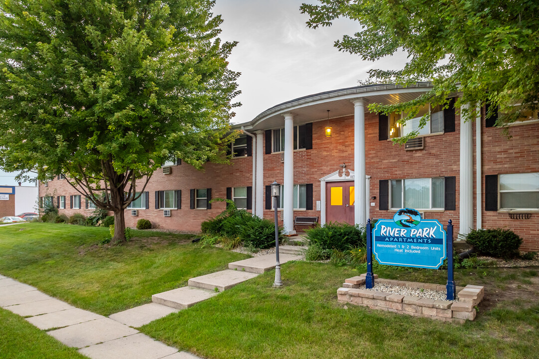 River Park Apartments in Waukesha, WI - Foto de edificio