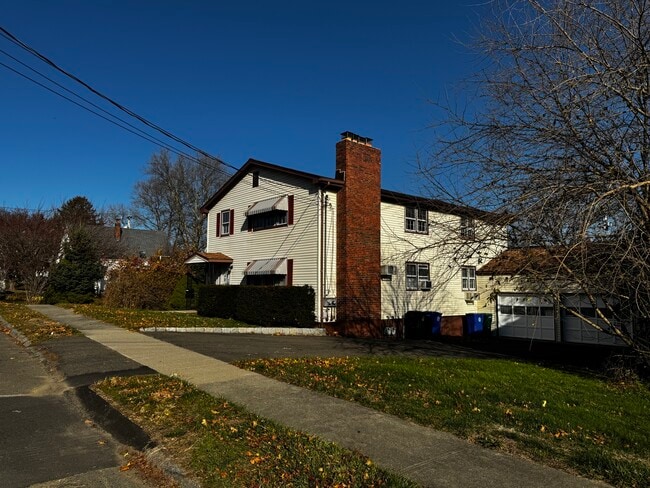 430 Wiklund Ave, Unit Second Floor Unit in Stratford, CT - Foto de edificio - Building Photo