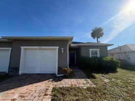 523 NE 24th Ave in Cape Coral, FL - Building Photo