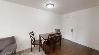 305 E White in Champaign, IL - Building Photo - Interior Photo