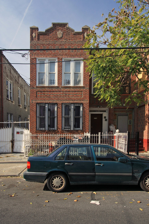 576 Williams Ave in Brooklyn, NY - Building Photo