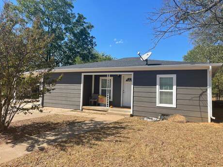 1217 W Pecan St in Stephenville, TX - Building Photo