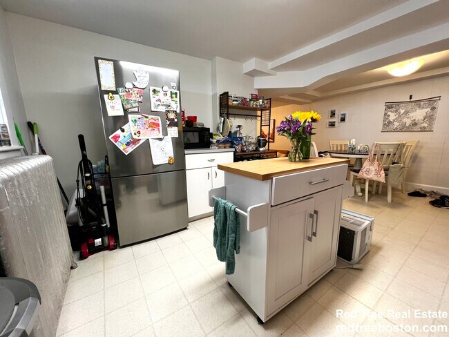 1752 Beacon St, Unit 10 in Brookline, MA - Building Photo - Building Photo