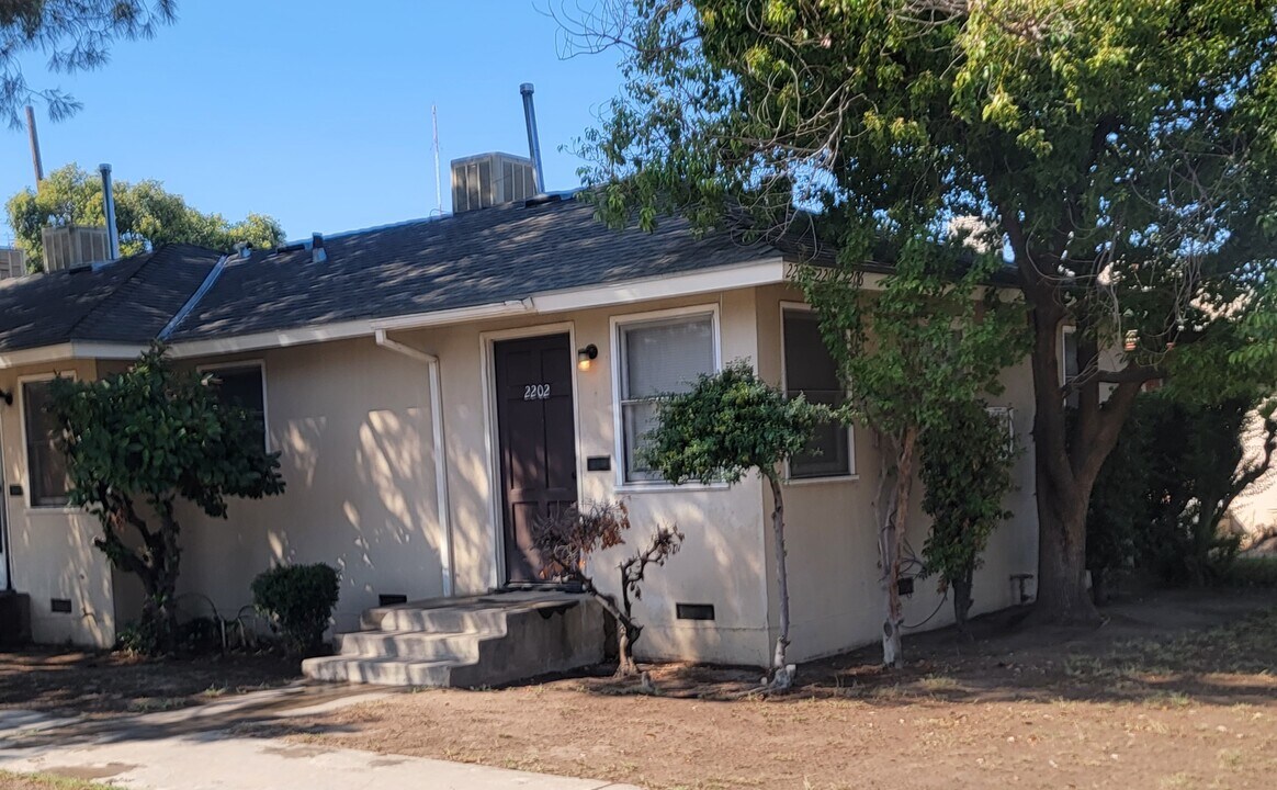 2202 E Peralta Way in Fresno, CA - Building Photo