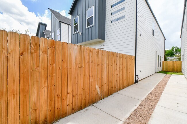 2706 Bostic St in Houston, TX - Foto de edificio - Building Photo