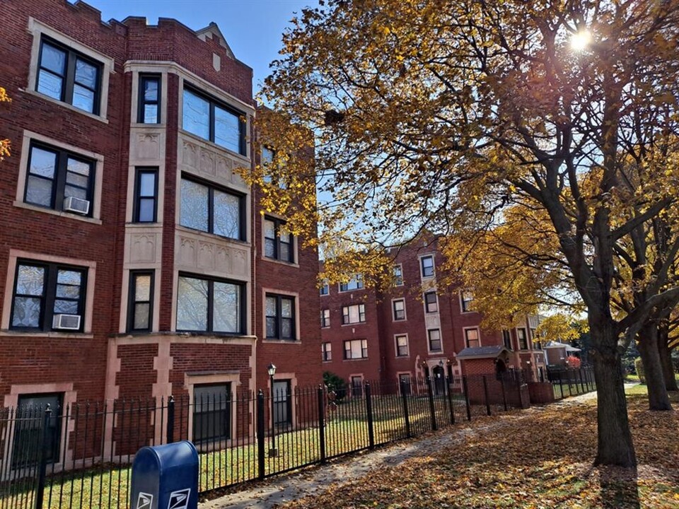 8201 S Michigan Avenue in Chicago, IL - Building Photo