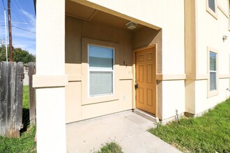 1014 Ranchway Dr in Laredo, TX - Foto de edificio - Building Photo