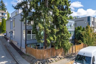 5000 Fauntleroy Way SW in Seattle, WA - Foto de edificio - Building Photo