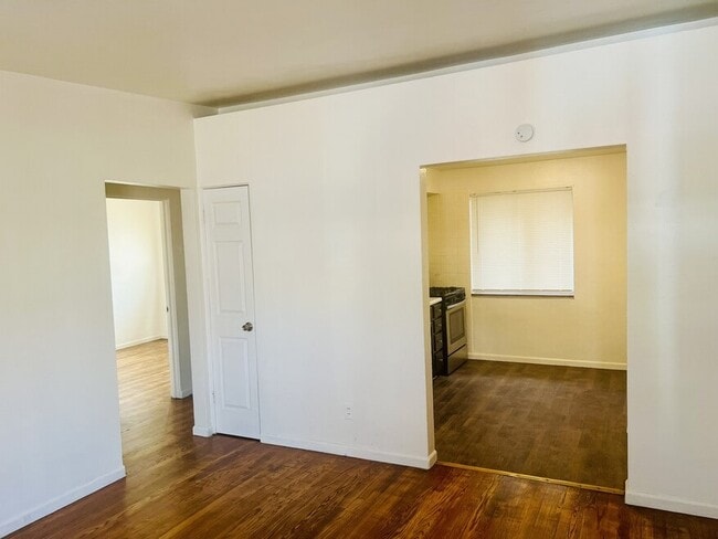 8721 Natural Bridge Rd in St. Louis, MO - Building Photo - Building Photo