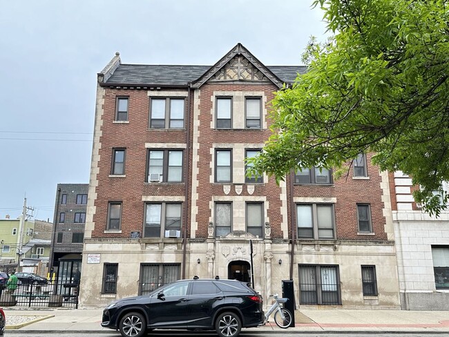 3345 N Marshfield Ave