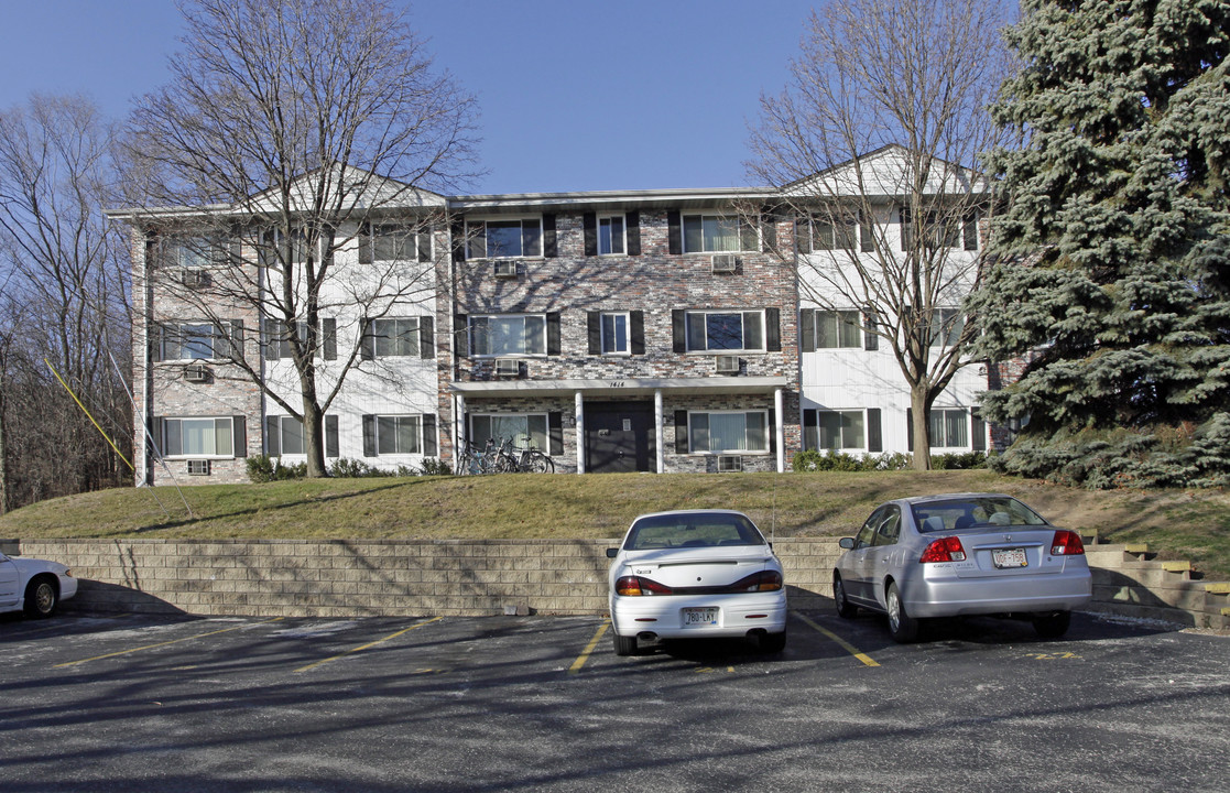 Parqueview Apartments in Waukesha, WI - Building Photo