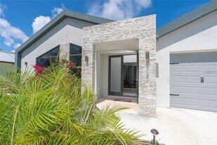 8167 Dittmar St in Port Charlotte, FL - Building Photo