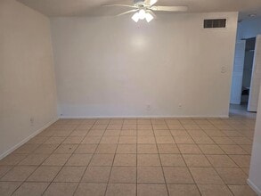 4760 NW 24th Ct, Unit B211 in Lauderdale Lakes, FL - Foto de edificio - Building Photo