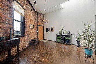 2220 S Harwood St in Dallas, TX - Foto de edificio - Building Photo