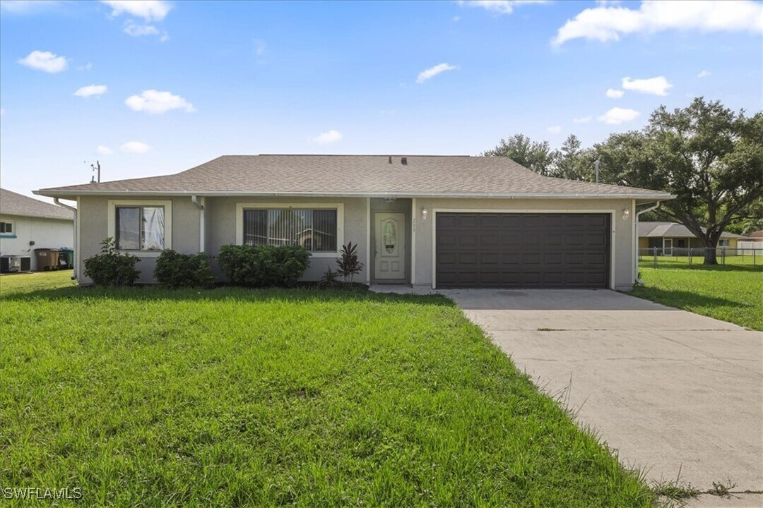 233 SE 1st Ave in Cape Coral, FL - Building Photo