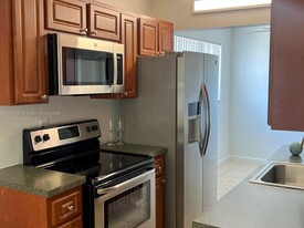 1100 NE 1st Ct in Hallandale Beach, FL - Building Photo